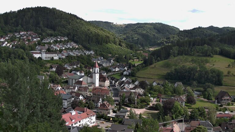 Dieses Bild zeigt eine Webcam-Aufnahme von Ottenhöfen, aufgenommen am Montag, den 06.07.2026 um 17:20 Uhr