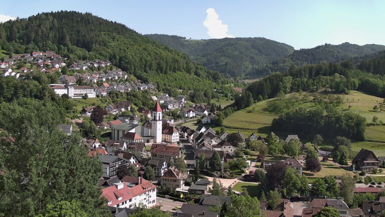 Dieses Bild zeigt eine Webcam-Aufnahme von Ottenhöfen, aufgenommen am Dienstag, den 26.05.2026 um 17:00 Uhr