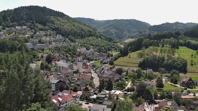 Dieses Bild zeigt eine Webcam-Aufnahme von Ottenhöfen, aufgenommen am Freitag, den 19.06.2026 um 13:30 Uhr