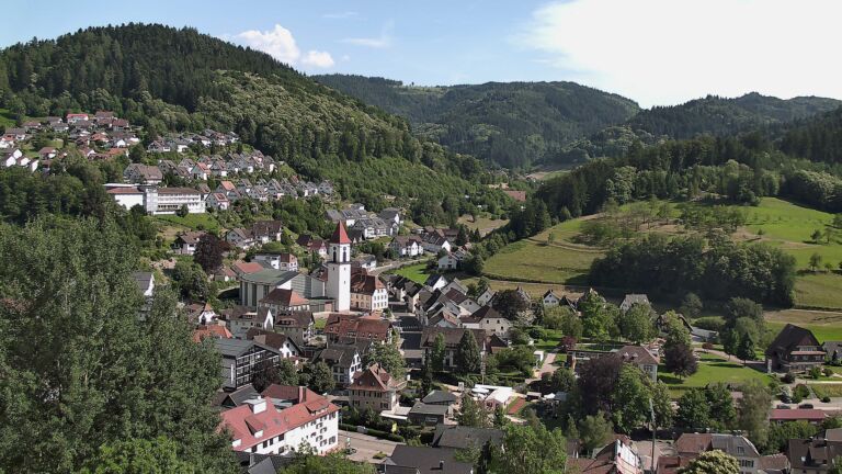 Dieses Bild zeigt eine Webcam-Aufnahme von Ottenhöfen, aufgenommen am Freitag, den 19.06.2026 um 17:00 Uhr