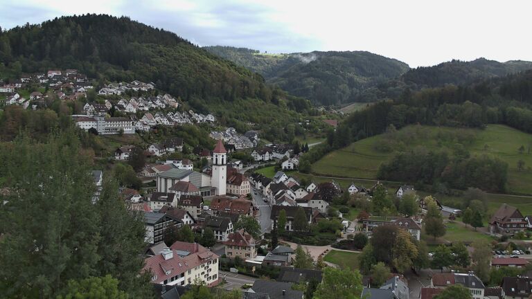 Dieses Bild zeigt eine Webcam-Aufnahme von Ottenhöfen, aufgenommen am Sonntag, den 11.10.2026 um 16:00 Uhr