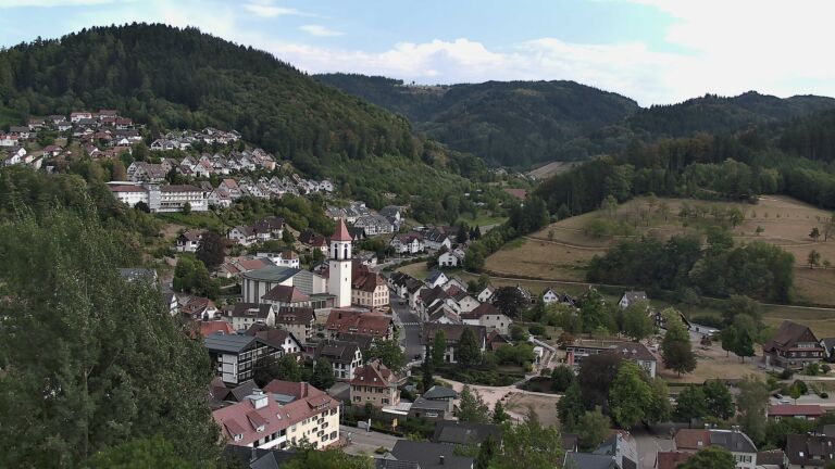 Dieses Bild zeigt eine Webcam-Aufnahme von Ottenhöfen, aufgenommen am Samstag, den 15.08.2026 um 17:00 Uhr