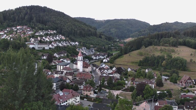 Dieses Bild zeigt eine Webcam-Aufnahme von Ottenhöfen, aufgenommen am Freitag, den 24.07.2026 um 06:00 Uhr