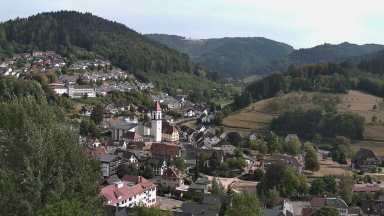Dieses Bild zeigt eine Webcam-Aufnahme von Ottenhöfen, aufgenommen am Sonntag, den 16.08.2026 um 16:50 Uhr