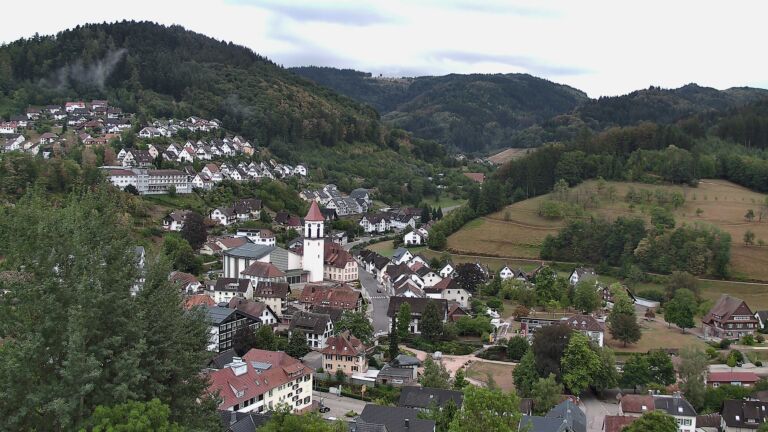 Dieses Bild zeigt eine Webcam-Aufnahme von Ottenhöfen, aufgenommen am Samstag, den 22.08.2026 um 08:00 Uhr