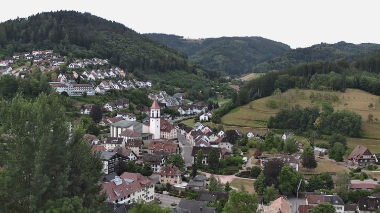 Dieses Bild zeigt eine Webcam-Aufnahme von Ottenhöfen, aufgenommen am Freitag, den 17.07.2026 um 07:20 Uhr