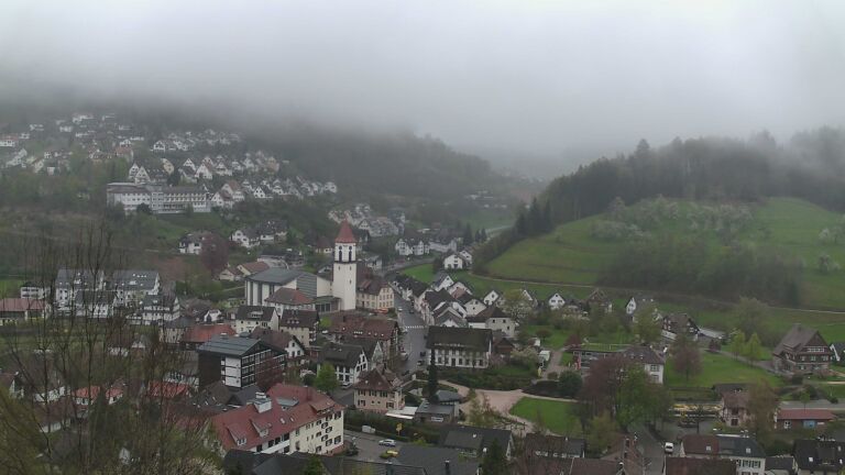 Dieses Bild zeigt eine Webcam-Aufnahme von Ottenhöfen, aufgenommen am Montag, den 13.04.2026 um 17:20 Uhr