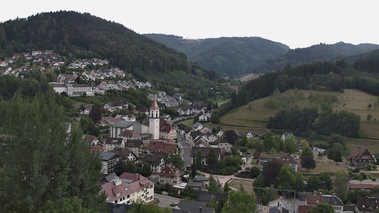 Dieses Bild zeigt eine Webcam-Aufnahme von Ottenhöfen, aufgenommen am Montag, den 03.08.2026 um 17:50 Uhr