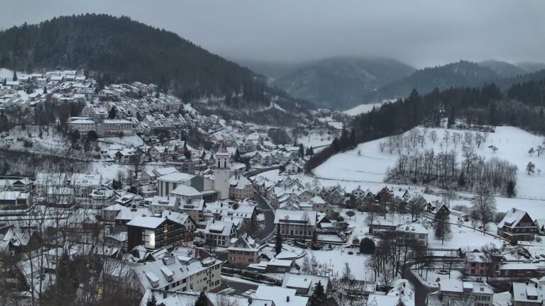 Dieses Bild zeigt eine Webcam-Aufnahme von Ottenhöfen, aufgenommen am Dienstag, den 06.01.2026 um 16:50 Uhr