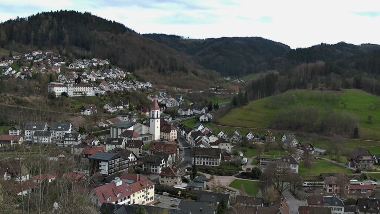 Dieses Bild zeigt eine Webcam-Aufnahme von Ottenhöfen, aufgenommen am Samstag, den 04.04.2026 um 18:20 Uhr