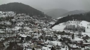 Dieses Bild zeigt eine Webcam-Aufnahme von Ottenhöfen, aufgenommen am Donnerstag, den 08.01.2026 um 15:10 Uhr