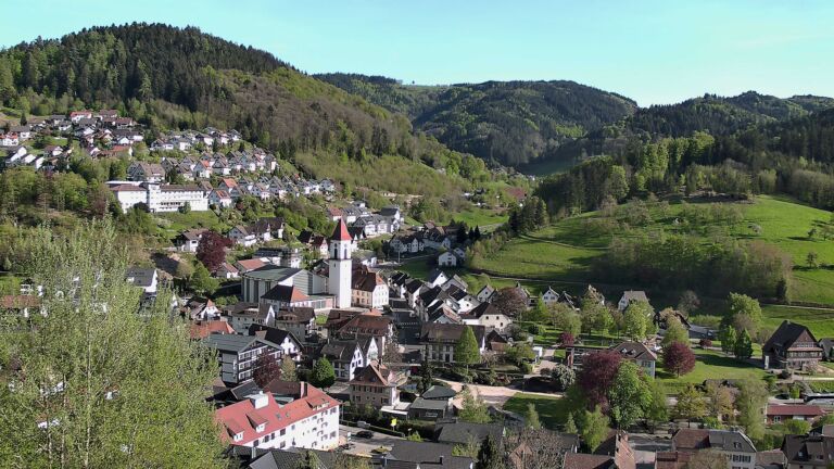 Dieses Bild zeigt eine Webcam-Aufnahme von Ottenhöfen, aufgenommen am Freitag, den 24.04.2026 um 18:00 Uhr