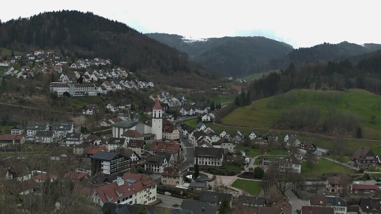 Dieses Bild zeigt eine Webcam-Aufnahme von Ottenhöfen, aufgenommen am Mittwoch, den 01.04.2026 um 13:30 Uhr