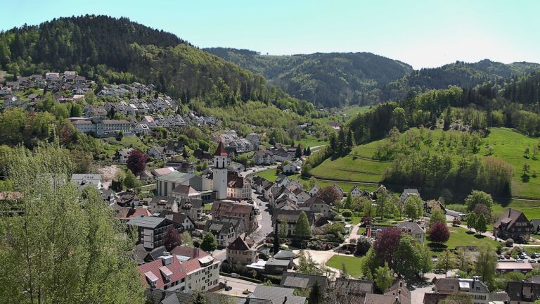 Dieses Bild zeigt eine Webcam-Aufnahme von Ottenhöfen, aufgenommen am Samstag, den 25.04.2026 um 13:50 Uhr