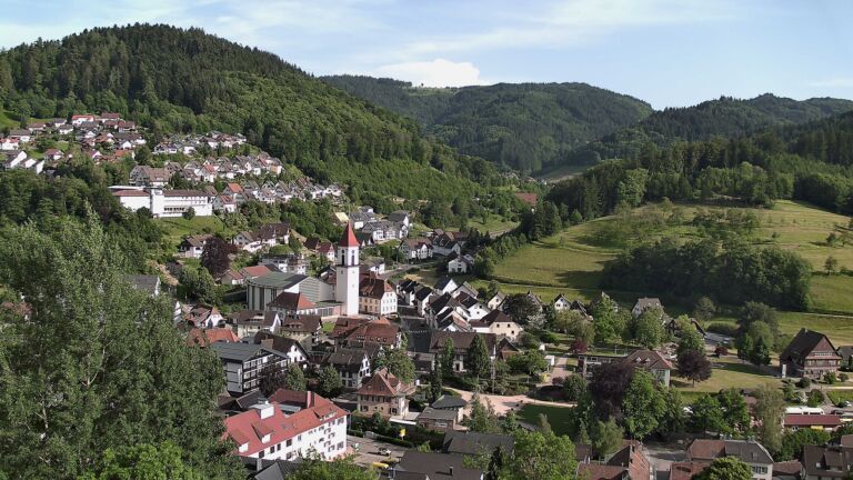 Dieses Bild zeigt eine Webcam-Aufnahme von Ottenhöfen, aufgenommen am Samstag, den 30.05.2026 um 18:20 Uhr