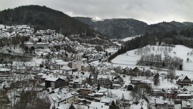 Dieses Bild zeigt eine Webcam-Aufnahme von Ottenhöfen, aufgenommen am Samstag, den 03.01.2026 um 13:40 Uhr