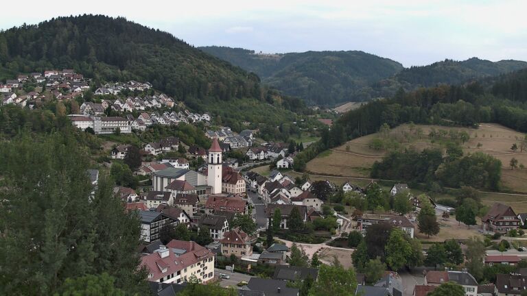 Dieses Bild zeigt eine Webcam-Aufnahme von Ottenhöfen, aufgenommen am Sonntag, den 16.08.2026 um 19:00 Uhr