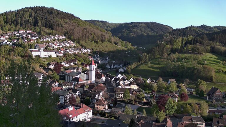 Dieses Bild zeigt eine Webcam-Aufnahme von Ottenhöfen, aufgenommen am Sonntag, den 26.04.2026 um 19:30 Uhr