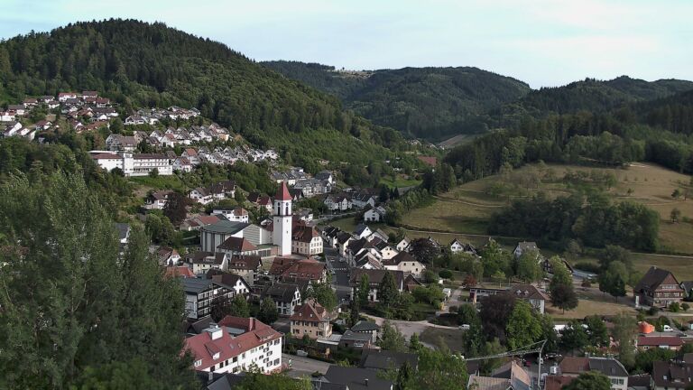 Dieses Bild zeigt eine Webcam-Aufnahme von Ottenhöfen, aufgenommen am Freitag, den 24.07.2026 um 19:10 Uhr