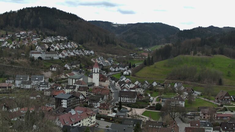 Dieses Bild zeigt eine Webcam-Aufnahme von Ottenhöfen, aufgenommen am Freitag, den 03.04.2026 um 17:30 Uhr