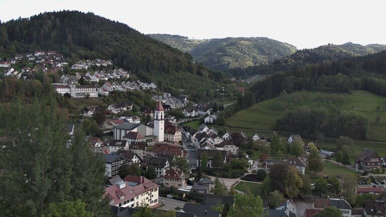 Dieses Bild zeigt eine Webcam-Aufnahme von Ottenhöfen, aufgenommen am Samstag, den 10.10.2026 um 17:00 Uhr