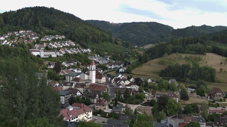 Dieses Bild zeigt eine Webcam-Aufnahme von Ottenhöfen, aufgenommen am Montag, den 10.08.2026 um 18:50 Uhr