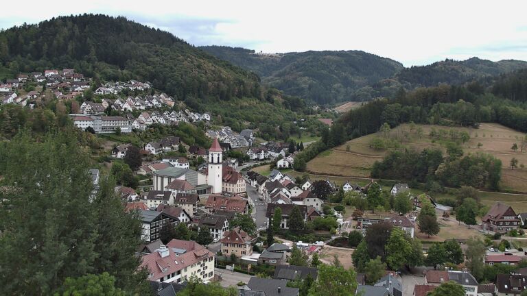 Dieses Bild zeigt eine Webcam-Aufnahme von Ottenhöfen, aufgenommen am Freitag, den 21.08.2026 um 18:20 Uhr