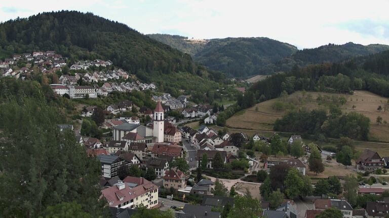 Dieses Bild zeigt eine Webcam-Aufnahme von Ottenhöfen, aufgenommen am Montag, den 17.08.2026 um 18:00 Uhr