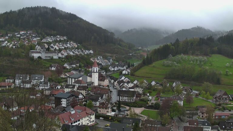 Dieses Bild zeigt eine Webcam-Aufnahme von Ottenhöfen, aufgenommen am Sonntag, den 12.04.2026 um 17:20 Uhr