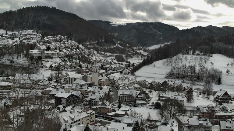 Dieses Bild zeigt eine Webcam-Aufnahme von Ottenhöfen, aufgenommen am Sonntag, den 04.01.2026 um 13:30 Uhr