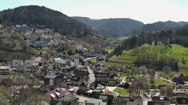 Dieses Bild zeigt eine Webcam-Aufnahme von Ottenhöfen, aufgenommen am Dienstag, den 07.04.2026 um 13:20 Uhr