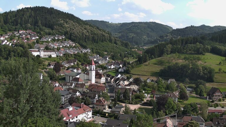 Dieses Bild zeigt eine Webcam-Aufnahme von Ottenhöfen, aufgenommen am Freitag, den 26.06.2026 um 17:50 Uhr