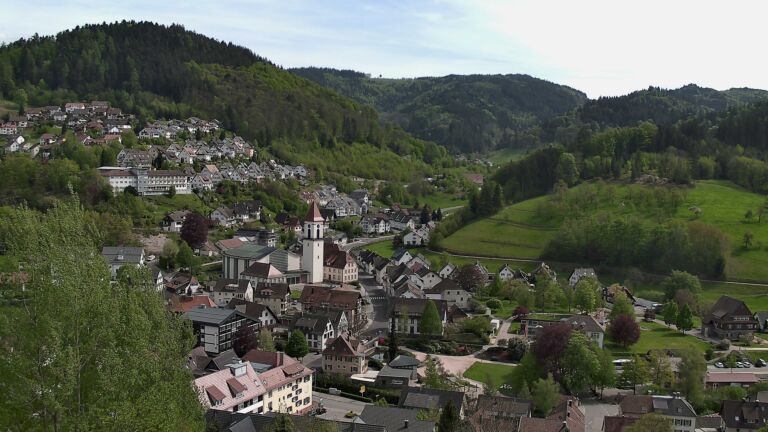 Dieses Bild zeigt eine Webcam-Aufnahme von Ottenhöfen, aufgenommen am Montag, den 27.04.2026 um 15:30 Uhr
