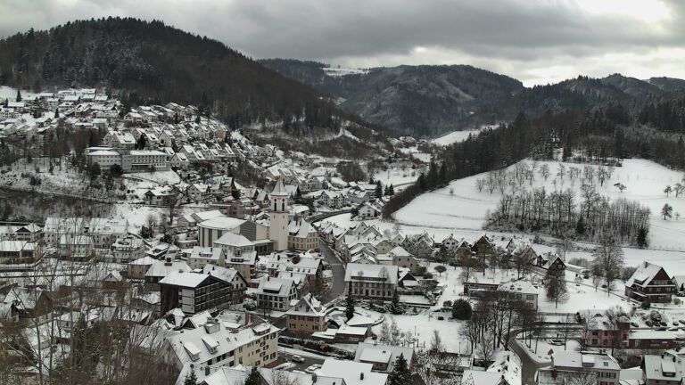 Dieses Bild zeigt eine Webcam-Aufnahme von Ottenhöfen, aufgenommen am Sonntag, den 04.01.2026 um 12:40 Uhr