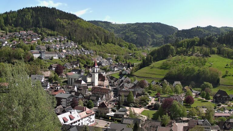Dieses Bild zeigt eine Webcam-Aufnahme von Ottenhöfen, aufgenommen am Sonntag, den 26.04.2026 um 15:30 Uhr