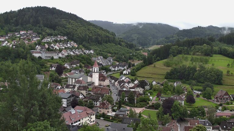 Dieses Bild zeigt eine Webcam-Aufnahme von Ottenhöfen, aufgenommen am Freitag, den 12.06.2026 um 12:10 Uhr
