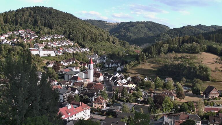 Dieses Bild zeigt eine Webcam-Aufnahme von Ottenhöfen, aufgenommen am Freitag, den 07.08.2026 um 19:20 Uhr