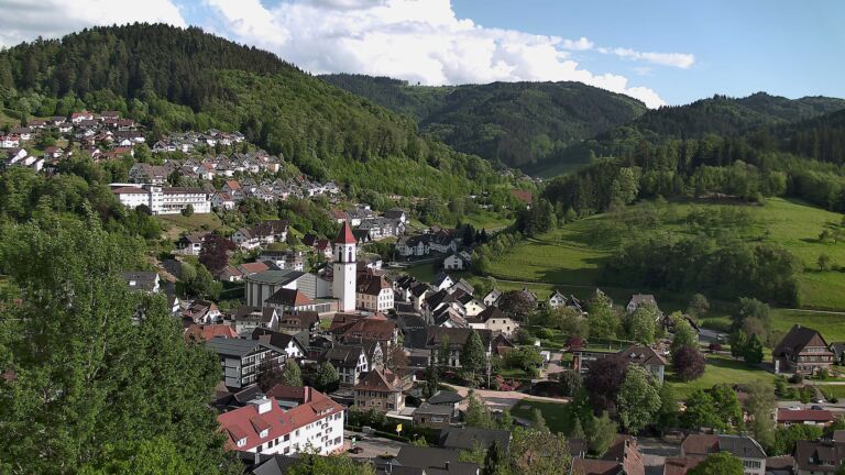 Dieses Bild zeigt eine Webcam-Aufnahme von Ottenhöfen, aufgenommen am Freitag, den 08.05.2026 um 18:20 Uhr