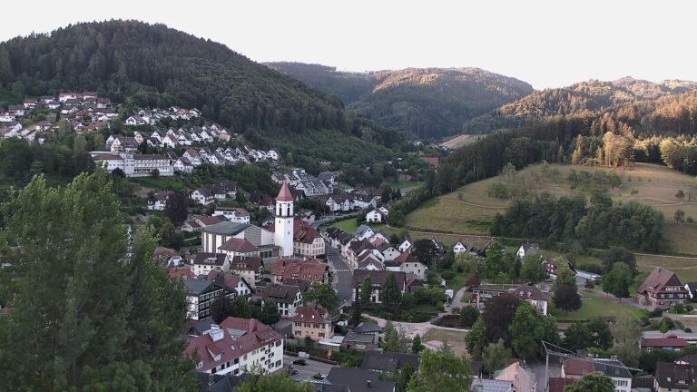 Dieses Bild zeigt eine Webcam-Aufnahme von Ottenhöfen, aufgenommen am Montag, den 13.07.2026 um 06:30 Uhr
