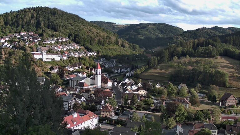 Dieses Bild zeigt eine Webcam-Aufnahme von Ottenhöfen, aufgenommen am Freitag, den 28.08.2026 um 19:10 Uhr