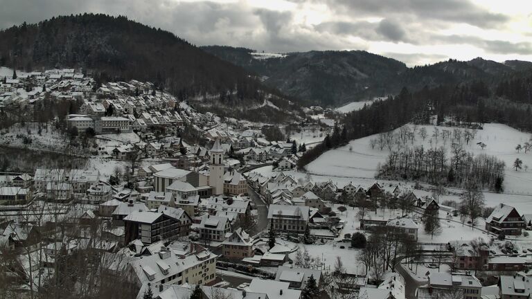 Dieses Bild zeigt eine Webcam-Aufnahme von Ottenhöfen, aufgenommen am Sonntag, den 04.01.2026 um 13:10 Uhr