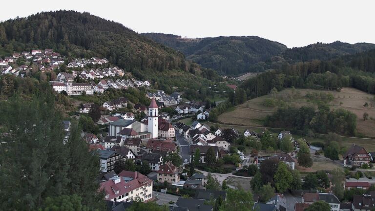 Dieses Bild zeigt eine Webcam-Aufnahme von Ottenhöfen, aufgenommen am Sonntag, den 23.08.2026 um 20:20 Uhr