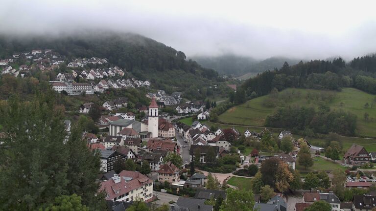 Dieses Bild zeigt eine Webcam-Aufnahme von Ottenhöfen, aufgenommen am Sonntag, den 18.10.2026 um 13:30 Uhr