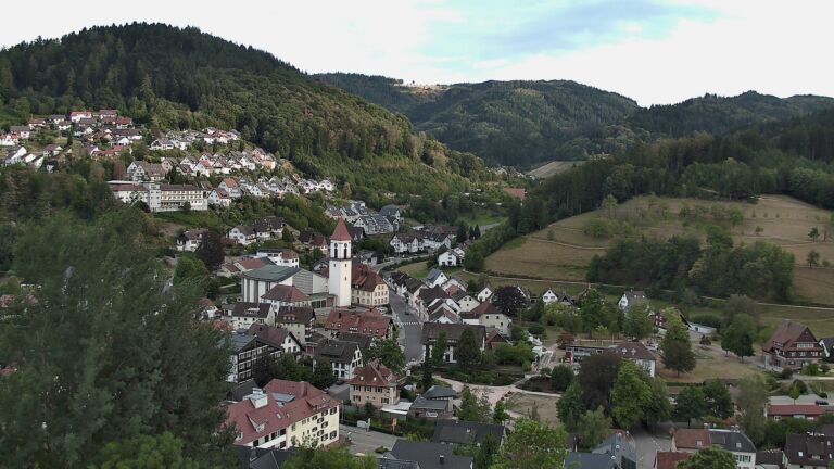 Dieses Bild zeigt eine Webcam-Aufnahme von Ottenhöfen, aufgenommen am Montag, den 24.08.2026 um 19:00 Uhr
