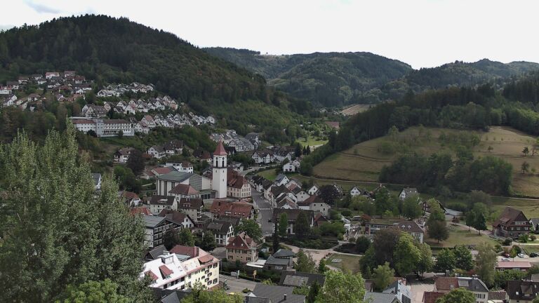 Dieses Bild zeigt eine Webcam-Aufnahme von Ottenhöfen, aufgenommen am Freitag, den 28.08.2026 um 15:20 Uhr