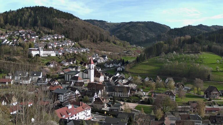 Dieses Bild zeigt eine Webcam-Aufnahme von Ottenhöfen, aufgenommen am Donnerstag, den 09.04.2026 um 18:00 Uhr