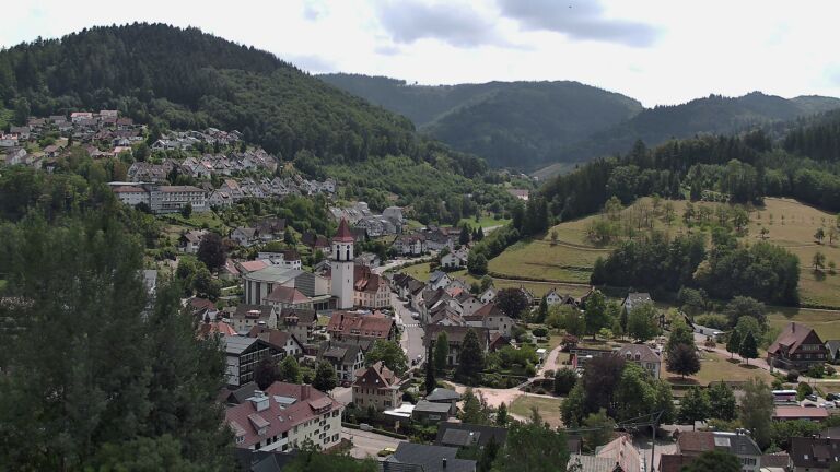 Dieses Bild zeigt eine Webcam-Aufnahme von Ottenhöfen, aufgenommen am Sonntag, den 19.07.2026 um 13:30 Uhr