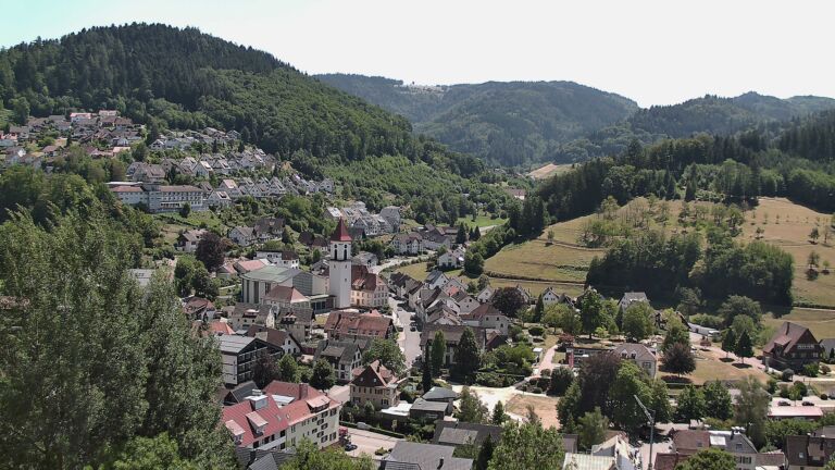 Dieses Bild zeigt eine Webcam-Aufnahme von Ottenhöfen, aufgenommen am Dienstag, den 28.07.2026 um 14:00 Uhr