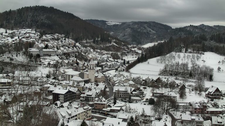 Dieses Bild zeigt eine Webcam-Aufnahme von Ottenhöfen, aufgenommen am Sonntag, den 04.01.2026 um 12:10 Uhr