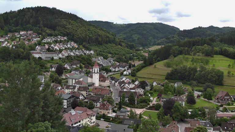 Dieses Bild zeigt eine Webcam-Aufnahme von Ottenhöfen, aufgenommen am Mittwoch, den 10.06.2026 um 13:10 Uhr